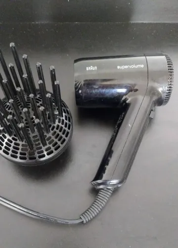 vendo 1 secador de cabelo semi profissional.marca Braun super volume ..muito .barato .....