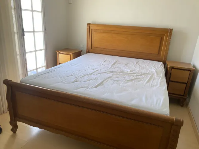 Conjunto de Quarto em Madeira Maciça - Cama + 2 Criados 