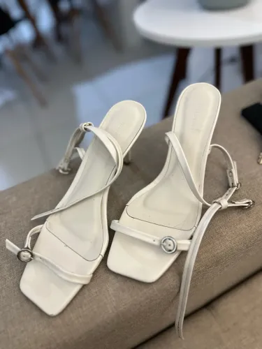 Sandália salto off white, salto médio tamanho 36