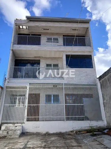 Sobrado no Pinheirinho com 9 Vagas de Garagem e 3 Quartos