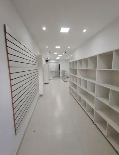 Loja à Venda no Lagomar na W5 - Toda reformada e pronta para entrar! Rua principal do comé