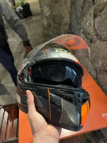 VENDO CAPACETE MT HELMETS COM DUAS VIZEIRA E ABRE A FRENTE