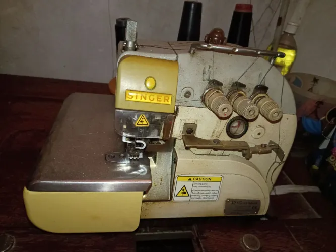 MÁQUINA OVERLOQUE INDUSTRIAL SINGER 321C COM MOTOR E MESA