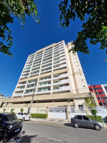 Cobertura nova de frente para a praça