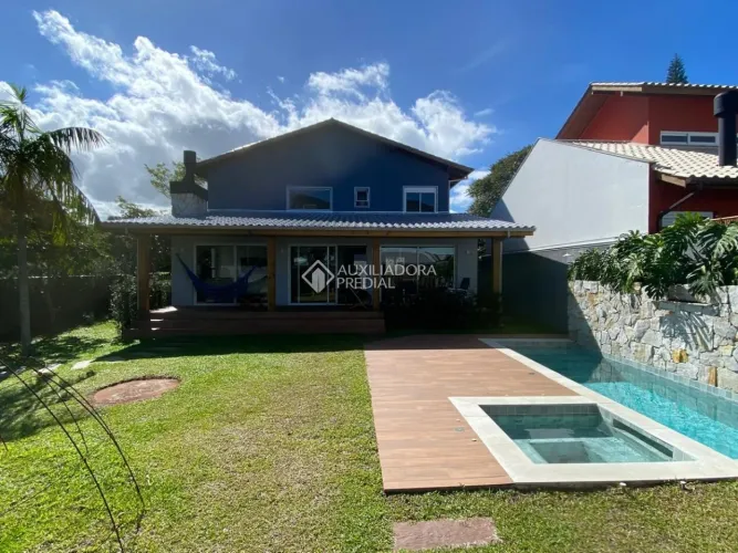 Casa de Esquina - 4 Dormitórios e Piscina nos Açores