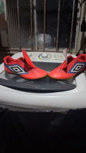 Umbro vermelha tamanho 40 41 bonita laranja com vermelho pra sai logo
