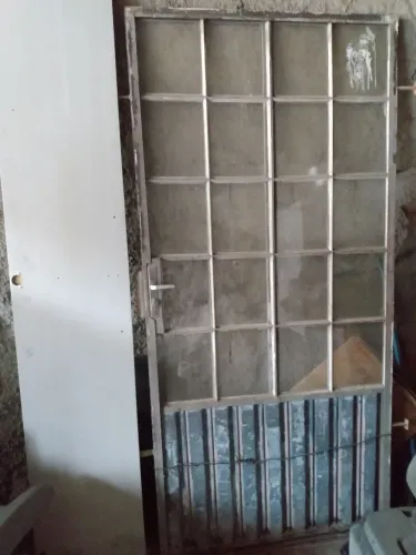 Porta em ferro médida 2.00 por 96 com batente e chave.
