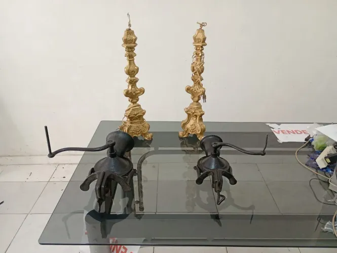 Castiçais e moedores de especiarias antigos 