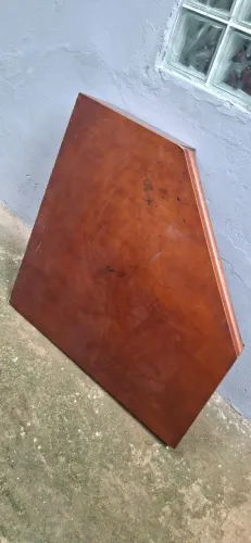 Mesa de canto em madeira, com suporte para teclado