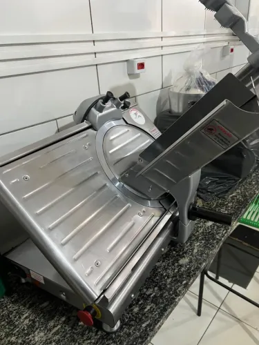 Vendo,caixa para comércio,duas máquinas de assar frango e uma fatiadora