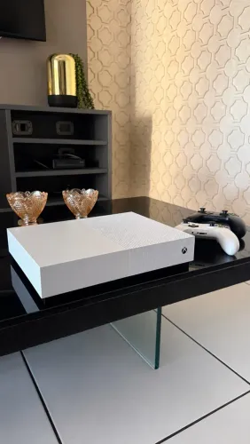 Xbox One S 1TB + 2 Controles Originais