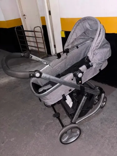 Carrinho de Bebê + moisés e bebe conforto