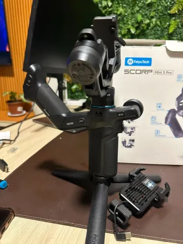 Gimbal FeiyuTech SCORP Mini 3 Pro Preto 2kg para Câmeras e Smartphones