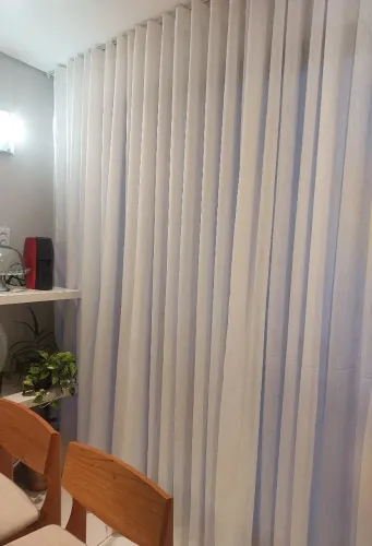 Cortina de varão e trilho suíço *