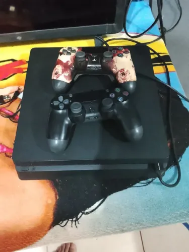 Vendo ps4 semi novo , nunca foi aberto. Funcionando 100%. Com um jogo físico, re4 remeke