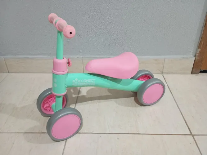 Bicicleta infantil de equilíbrio.