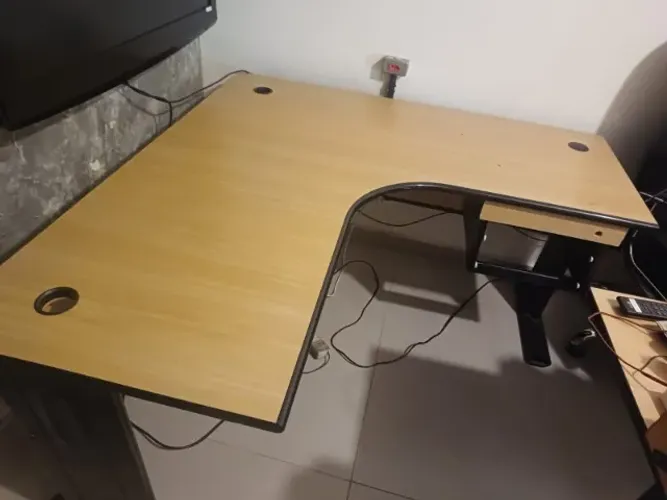 MESA DE ESCRITÓRIO EM "L" - AMPLA E FUNCIONAL