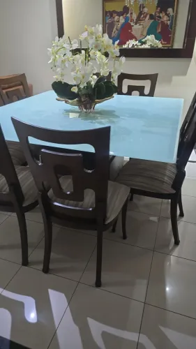 Mesa de vidro de 8 lugares