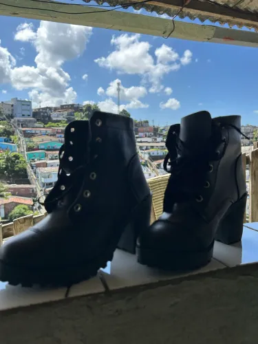 2 botas uma com salto e outra sem, nova sem marca de uso