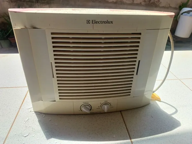 Vendo esse ar condicionado de janela 7500 btus