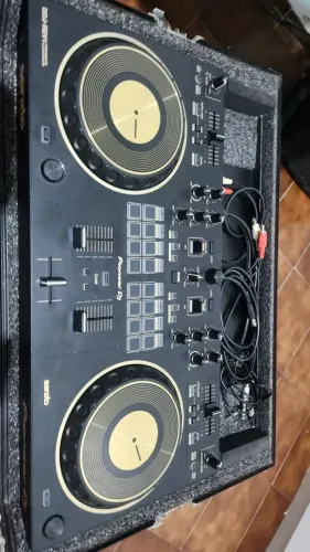 Ddj Rev1 na case com plataforma caixa original da pioneer, só ligar e tocar,aceito cartão 