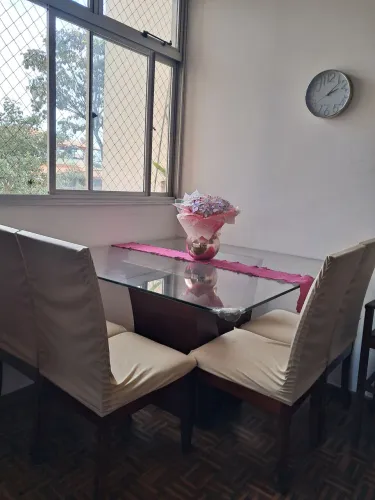 Mesa com tampo de vidro temperado