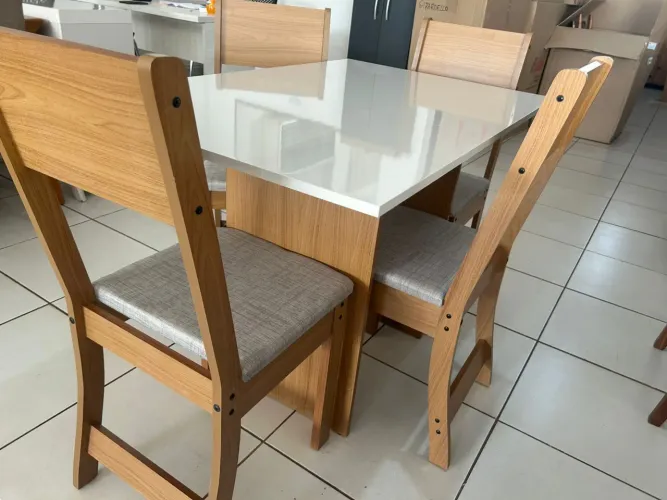 Mesa com 4 cadeiras 