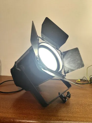 Refletor Fresnel Led 200w Branco E Quente