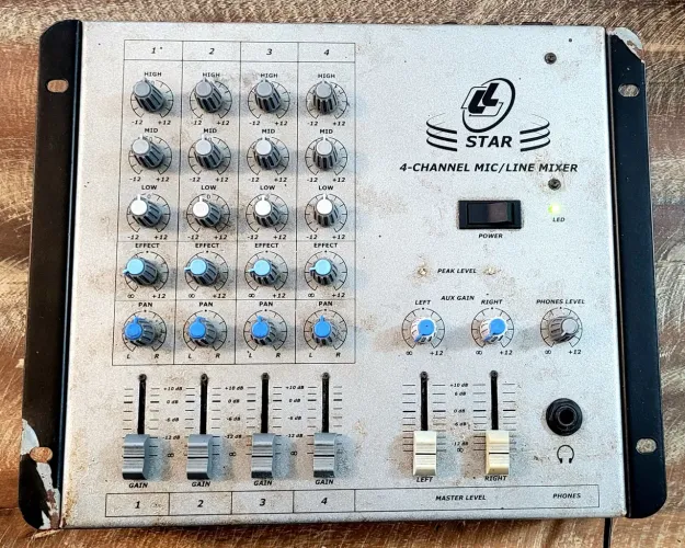 Mesa de som 4 canais + auxiliar