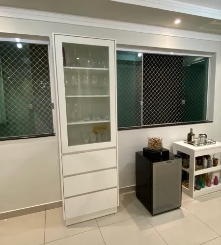 Cristaleira MDF Branca com Porta de Vidro