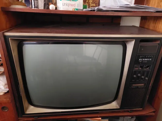 TV televisão telefunken antiga de tubo e caixa de madeira 