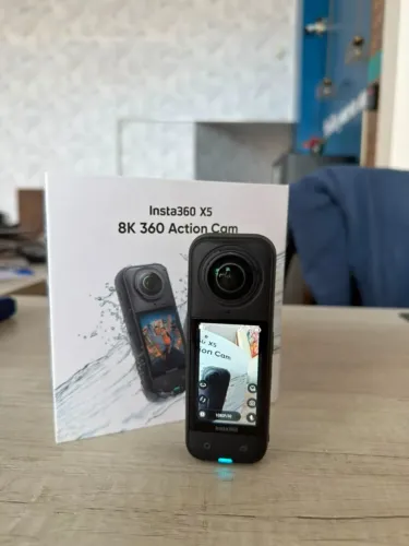 Câmera Insta360 X5