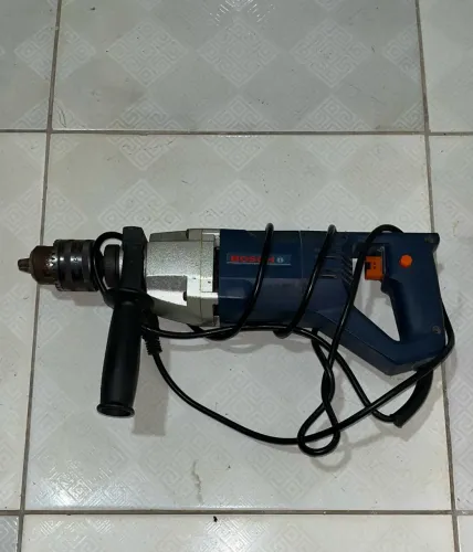 Furadeira martelete de impacto profissional Bosch.