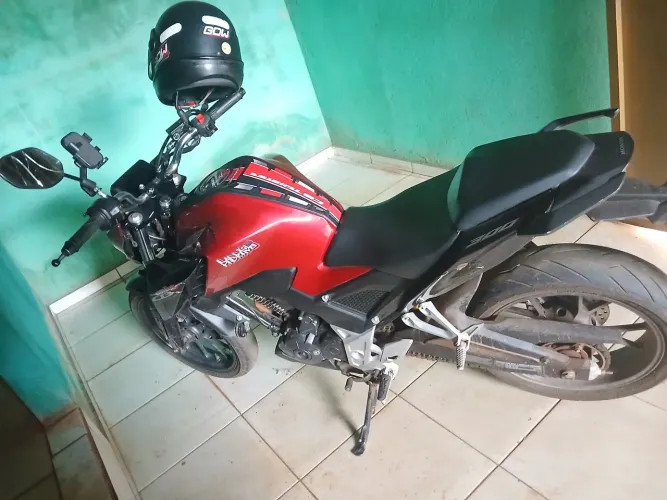 Cb 300 venda e troca em carro