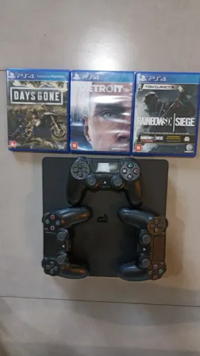 Vendo PS4 slim 500Gb + 3 controles originais Sony + 3 jogos em mídia física 