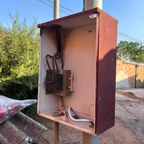 Poste padrão de energia 