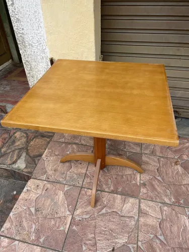 Mesa toda em madeira 80 X 80 tenho 30 Unds
