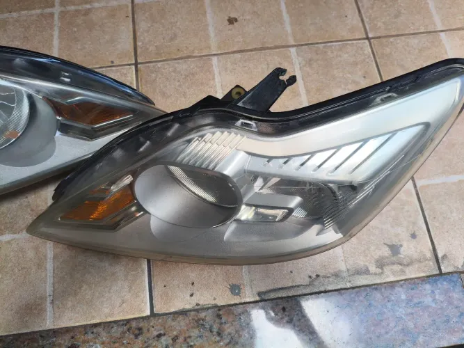 Farol Ford Focus 2012/par