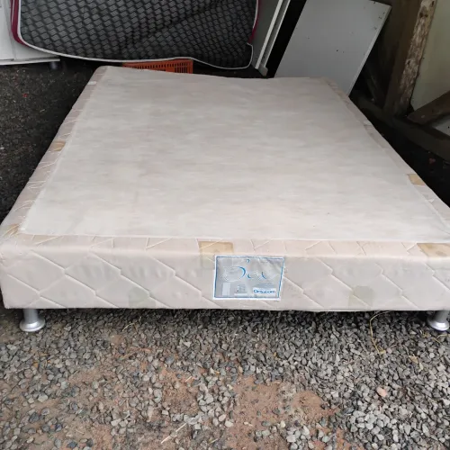 Vendo base de cama casal. Ajuste para fazer boa para uso