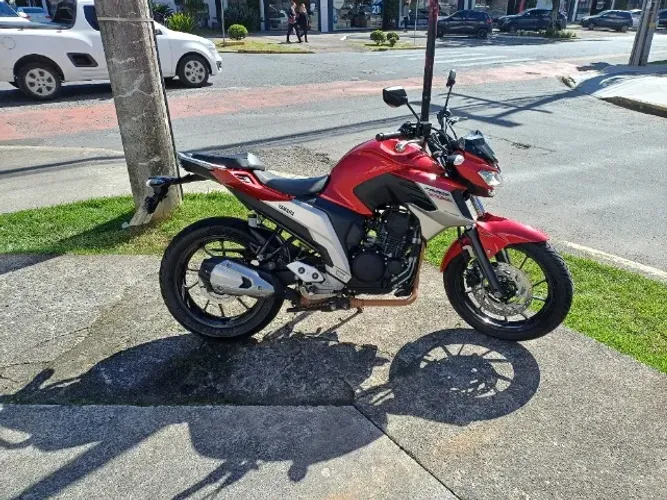 Yamaha Fazer 250 com Bau. Todas manutenções na Autorizada Yamaha
