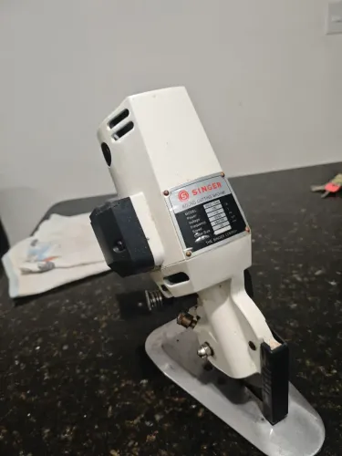 Cortadora de disco para confecção e máquina para alfaiataria
