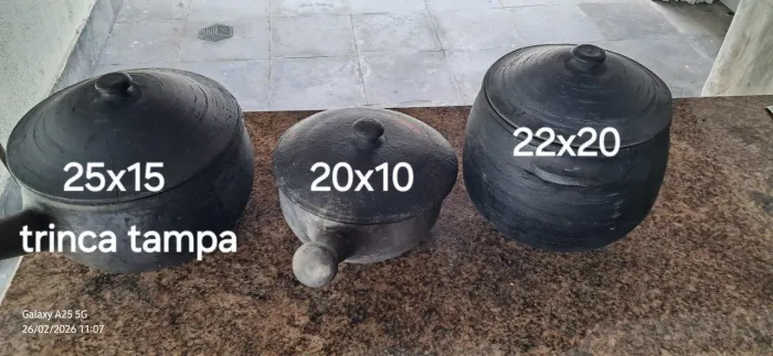 Panelas de barro e outra de ferro