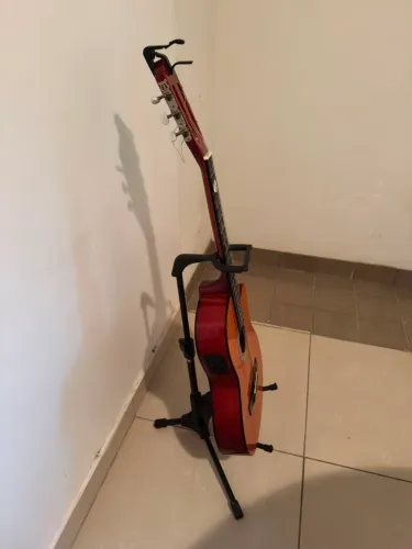 Suporte de chão para violão