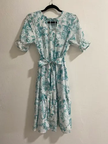 Vestido Lessie Midi Estampa Floral Com Amarração na Cintura Com forro 