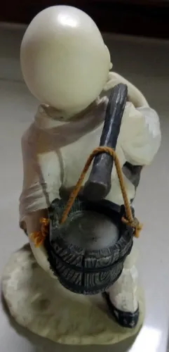Estatueta Monge Carregando Balde em Resina