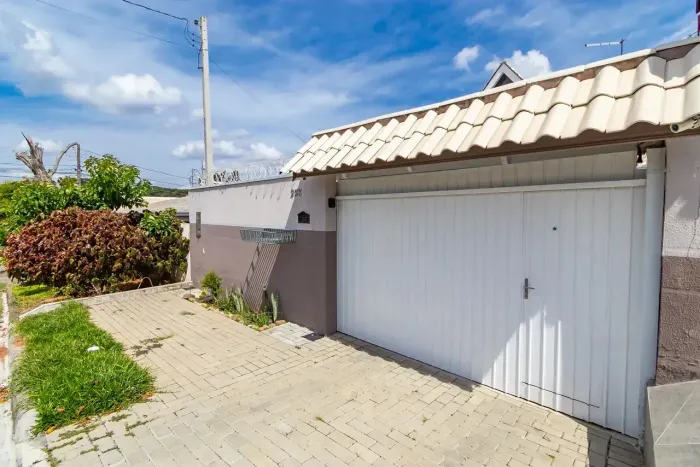 Sobrado com 3 Unidades Independentes no Conjunto Zimbros: More e Lucre com Airbnb!