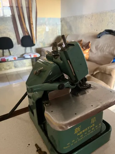 Máquina de costura overlock