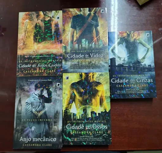 Set de livros Cidade dos ossos de Cassandra Clare + Anjo mecânico