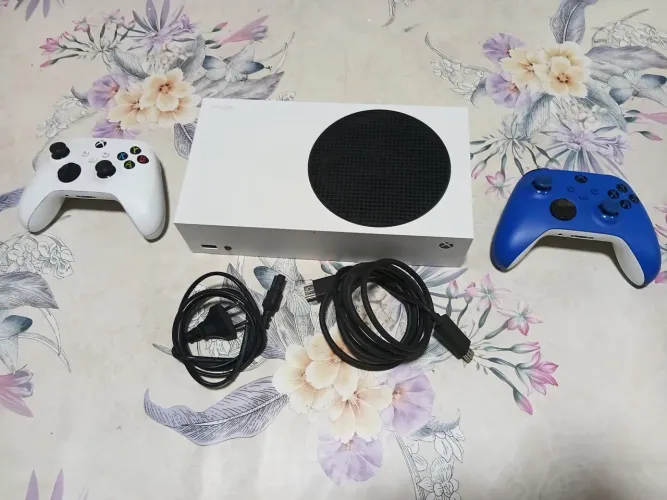 Video game bem cuidado com dois controles