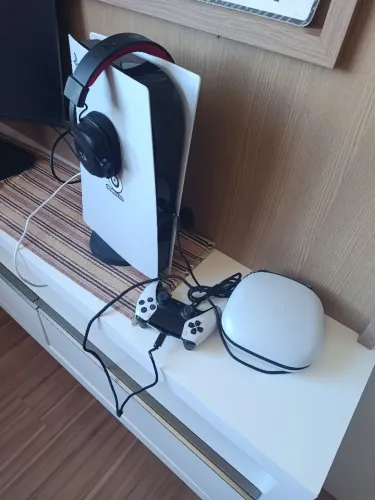 PlayStation 5 e monitor Asus